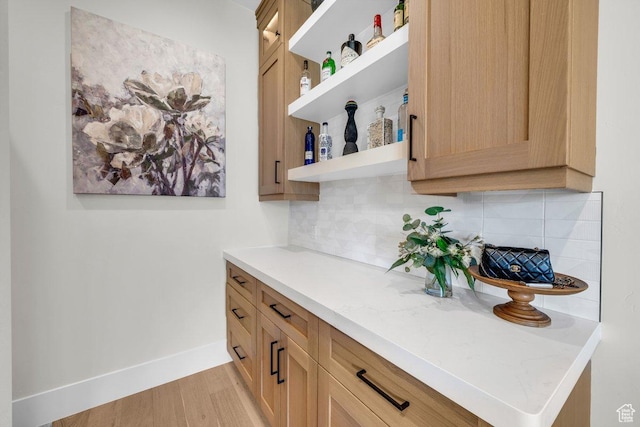762 E Arina Way, Washington, UT 84780 - bar featuring decorative backsplash, light wood-style flooring, and baseboards