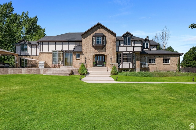 view of front of property featuring a front yard and brick siding