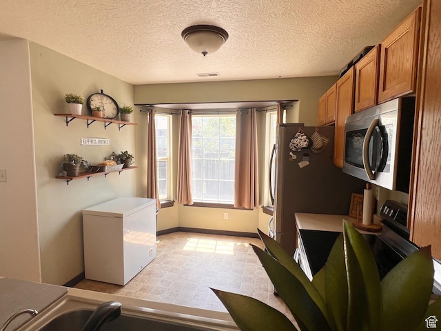 354 E 950 S, Payson, UT 84651 - laundry room featuring a textured ceiling and baseboards