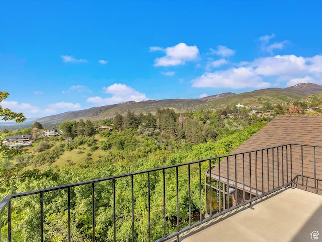balcony featuring a mountain view