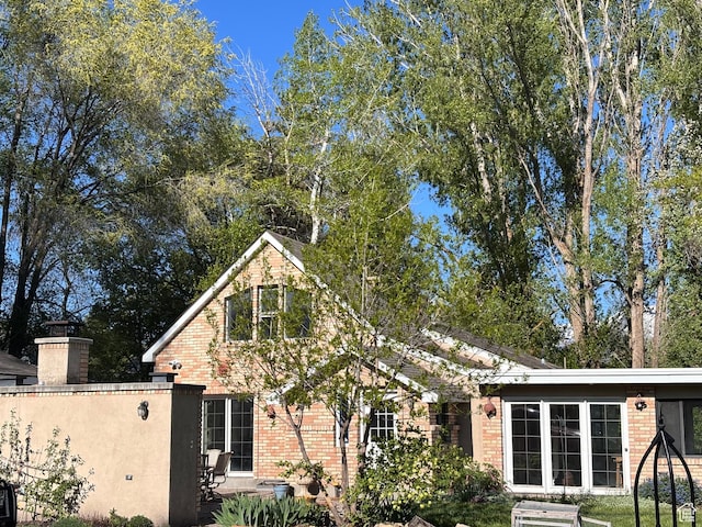 view of front facade featuring brick siding
