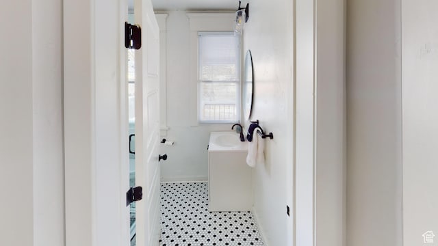 bathroom featuring a sink