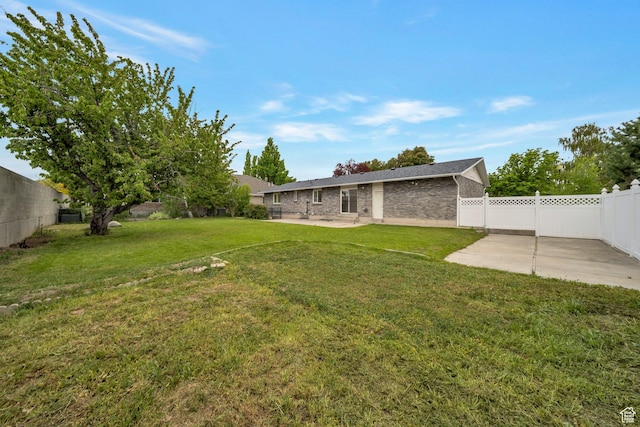 view of yard with a patio area