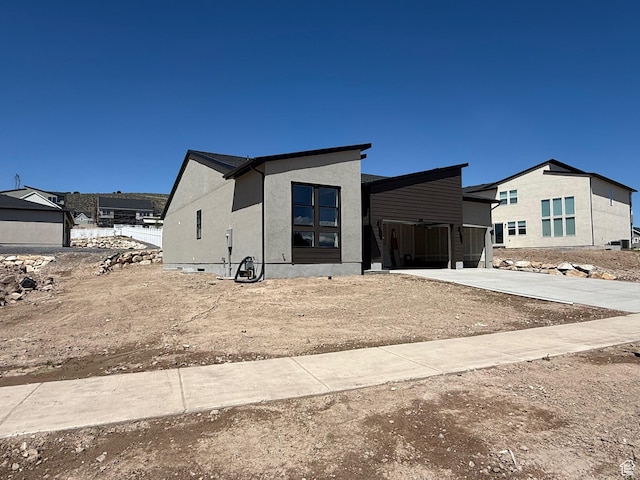 view of front of property with stucco siding and driveway