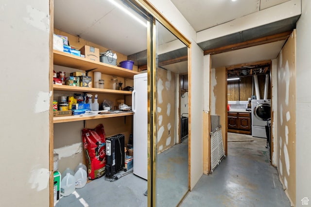 storage room with washer / dryer