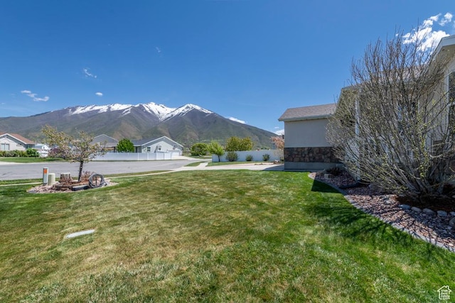 view of yard featuring a mountain view