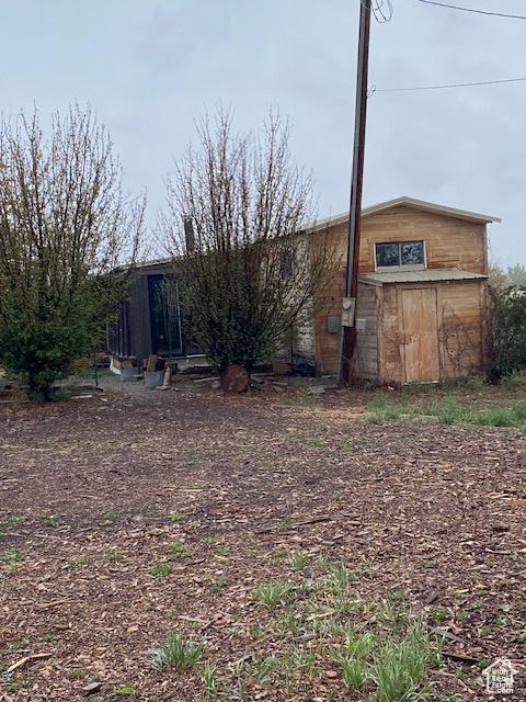view of yard featuring an outbuilding