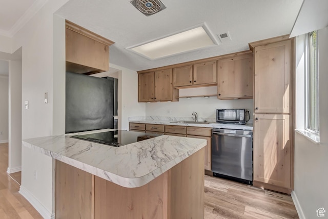 kitchen featuring black appliances, a sink, light wood-type flooring, and baseboards