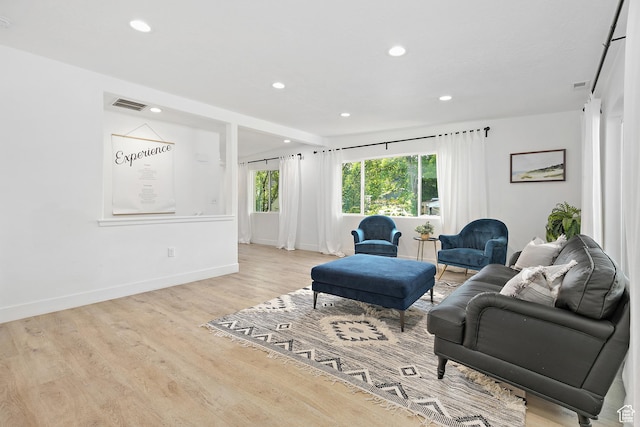 living room with wood finished floors, recessed lighting, baseboards, and vaulted ceiling