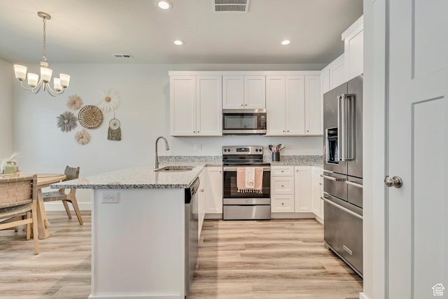 341 N 100 W, Morgan, UT 84050 - kitchen with appliances with stainless steel finishes, a sink, a peninsula, light wood-style floors, and recessed lighting