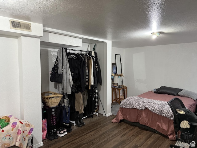 380 N 100 W, Spanish Fork, UT 84660 - bedroom with wood finished floors, a textured ceiling, a closet, and baseboards