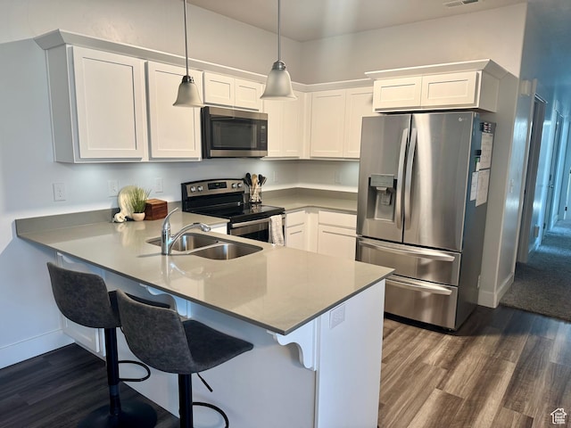 316 W 435 N, Vineyard, UT 84059 - kitchen featuring appliances with stainless steel finishes, a sink, a peninsula, and dark wood-style flooring
