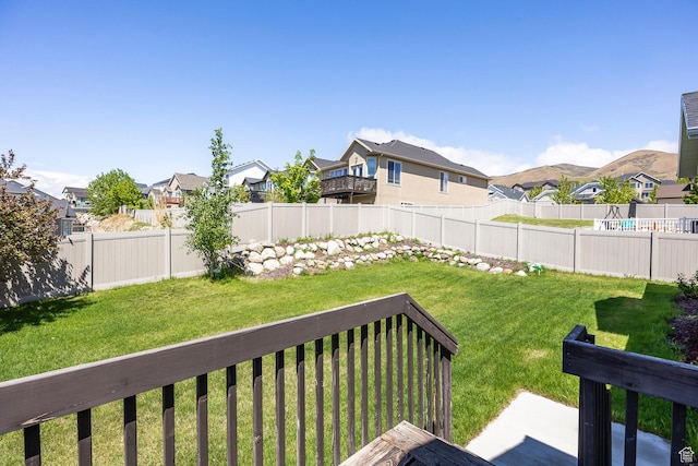 view of yard with a residential view
