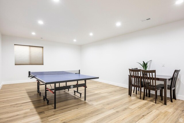 rec room with light wood-style floors, baseboards, and recessed lighting