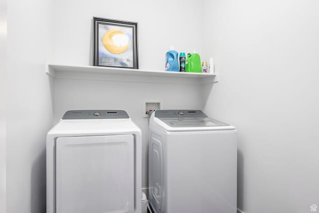 washroom featuring washer and clothes dryer