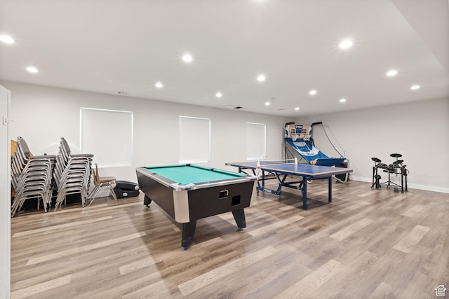 rec room featuring light wood-type flooring, recessed lighting, billiards table, and baseboards