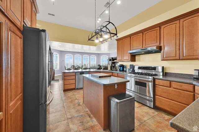 337 S 300 E, Willard, UT 84340 - kitchen featuring appliances with stainless steel finishes, under cabinet range hood, a peninsula, a center island, and a sink
