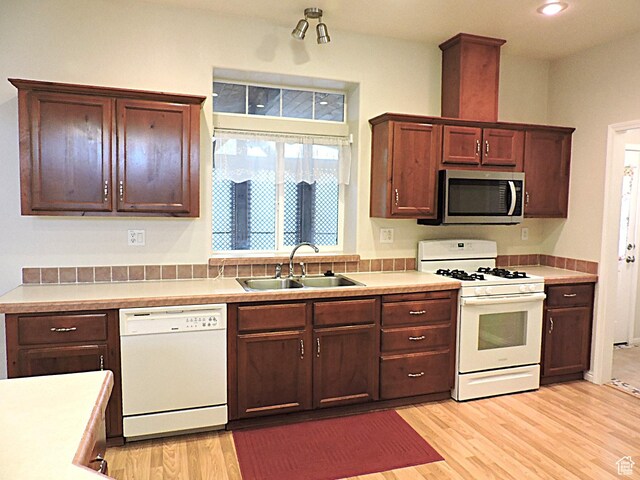 681 E Sunset St, Delta, UT 84624 - kitchen featuring white appliances, a sink, light wood-style floors, light countertops, and recessed lighting