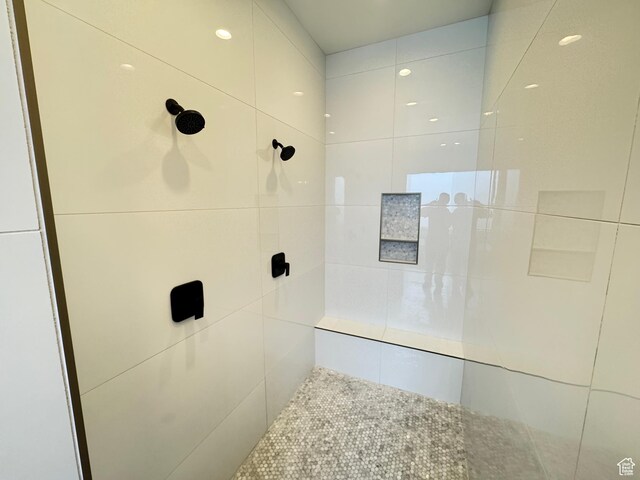 bathroom featuring tiled shower