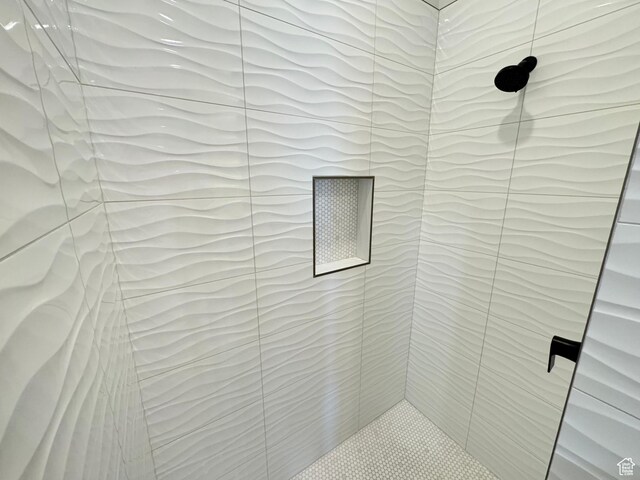 bathroom featuring a tile shower