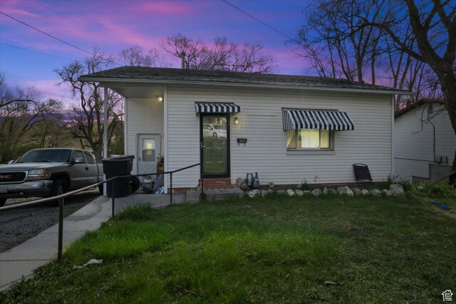 view of front facade featuring a yard