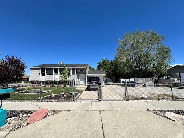 manufactured / mobile home with driveway
