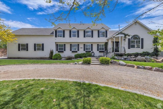 view of front of house featuring a front lawn