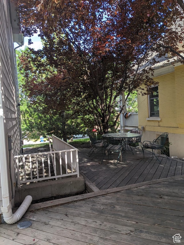 deck featuring outdoor dining space