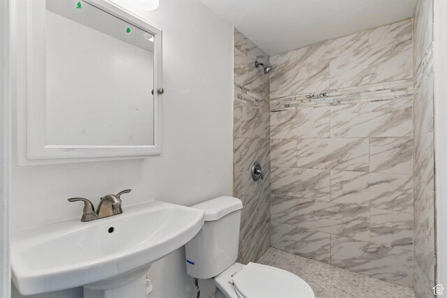 677 E 700 N, Tooele, UT 84074 - full bathroom with tiled shower, toilet, and a sink