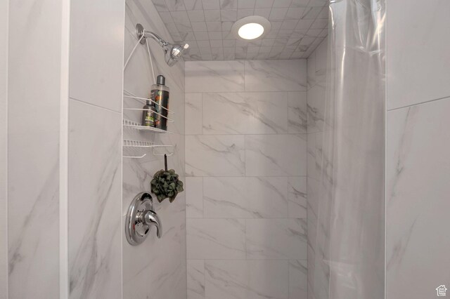 825 W Arapahoe Ave S, Salt Lake City, UT 84104 - bathroom featuring a tile shower