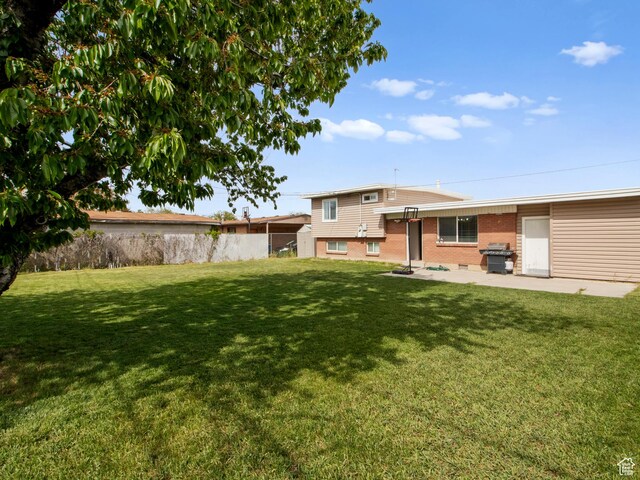 view of yard with a patio