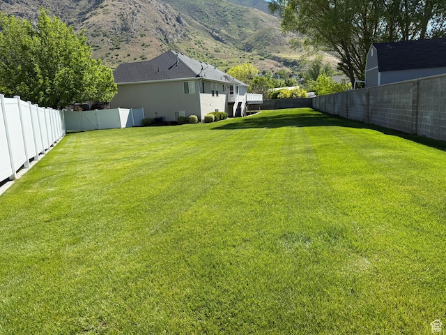 view of yard with a mountain view