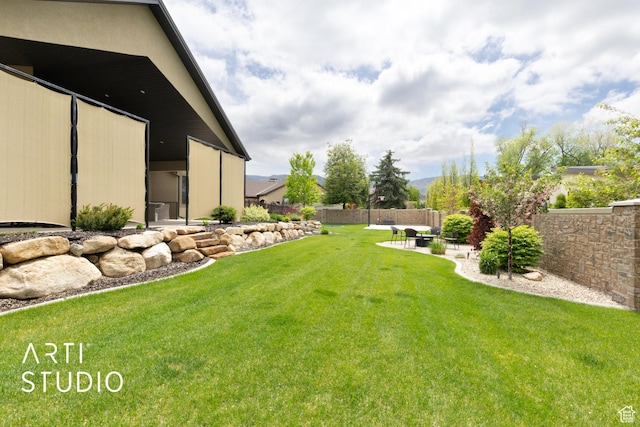 view of yard featuring a patio