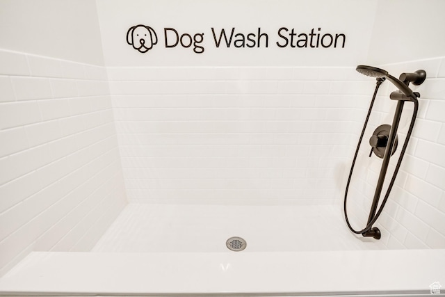 bathroom featuring a tile shower