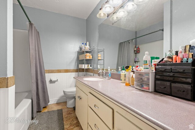382 W 200 N, St George, UT 84770 - full bathroom featuring vanity, toilet, wainscoting, shower / bath combo, and a chandelier