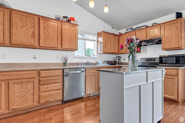 2012 S 575 W, Lehi, UT 84043 - kitchen featuring appliances with stainless steel finishes, under cabinet range hood, vaulted ceiling, light wood-type flooring, and a kitchen island