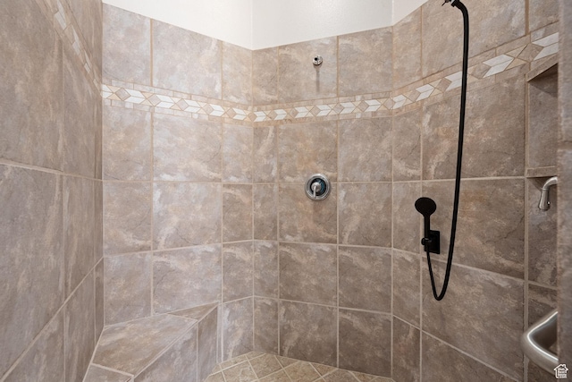 full bath with tiled shower