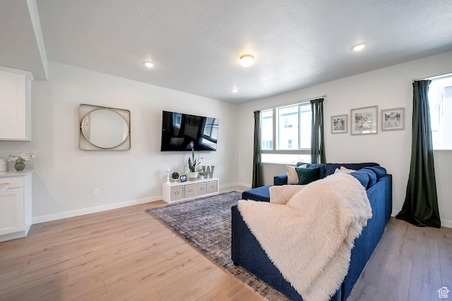 983 W 540 S, American Fork, UT 84003 - living room with light wood-style floors, baseboards, recessed lighting, and a textured ceiling