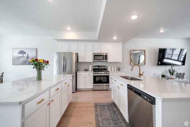 983 W 540 S, American Fork, UT 84003 - kitchen featuring appliances with stainless steel finishes, a kitchen island with sink, a sink, recessed lighting, and light wood-style floors
