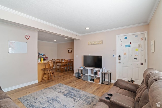 living room featuring wood finished floors, ornamental molding, recessed lighting, and baseboards