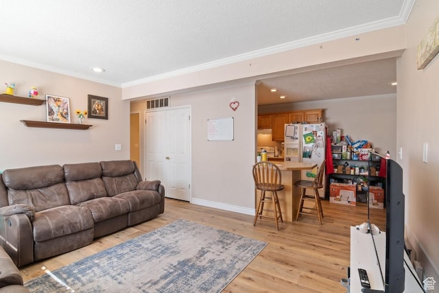 living area featuring ornamental molding, light wood-style flooring, recessed lighting, and baseboards