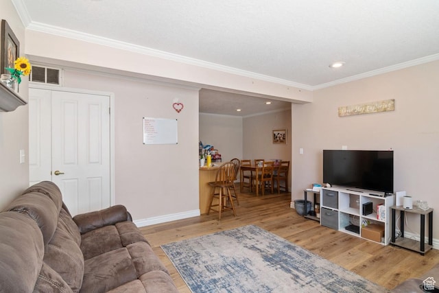 living room featuring crown molding, wood finished floors, baseboards, and recessed lighting