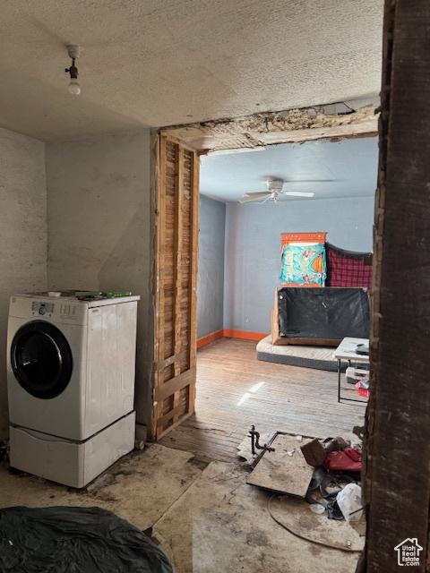 washroom with washer / clothes dryer, a textured ceiling, and ceiling fan