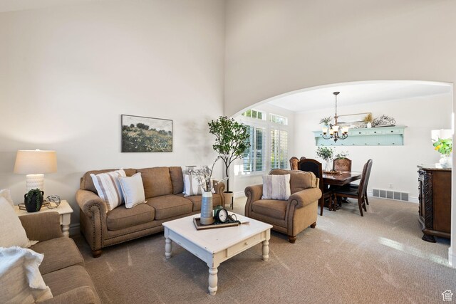 512 Glendon Way, Pleasant Grove, UT 84062 - living area featuring arched walkways, a chandelier, carpet floors, and baseboards