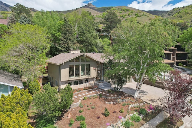 aerial view of property's location featuring mountains