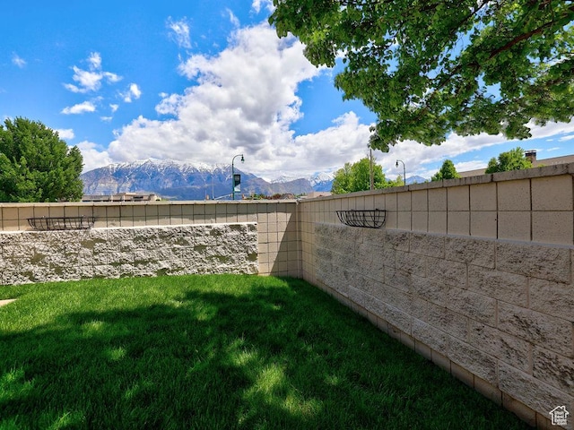 view of yard with a mountain view