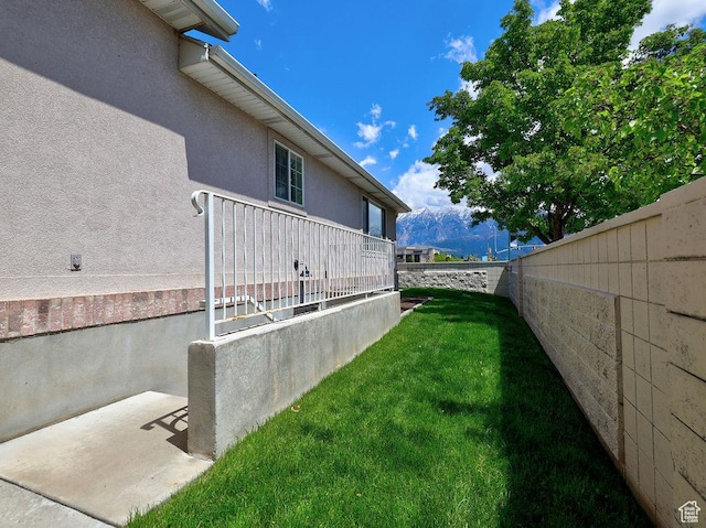 view of yard with a mountain view