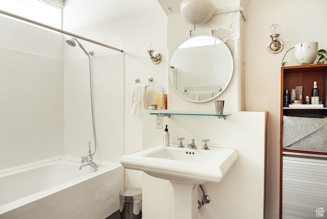 full bath featuring tiled shower / bath combo