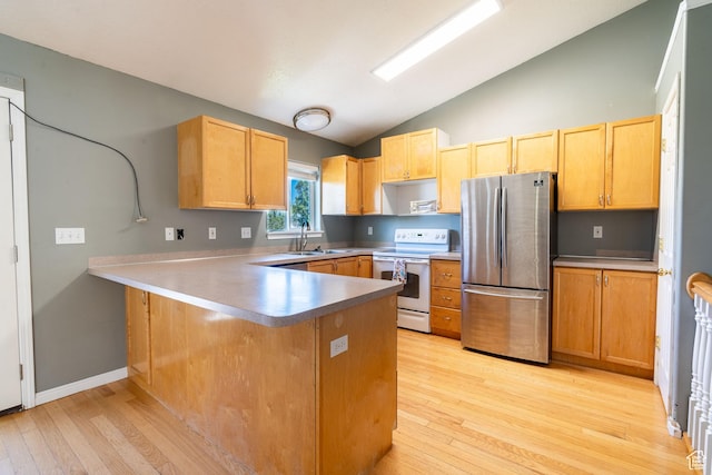 kitchen with freestanding refrigerator, white range with electric cooktop, vaulted ceiling, light wood-style flooring, and a peninsula