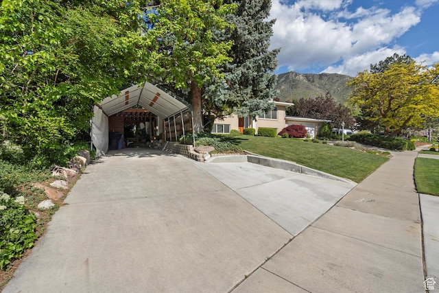 view of front facade featuring a front yard and a mountain view